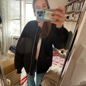 Bomberjacka  - Säljer så snygg bomberjacka i perfekt modell🥰  köpt för 600 och den är i nyskick
