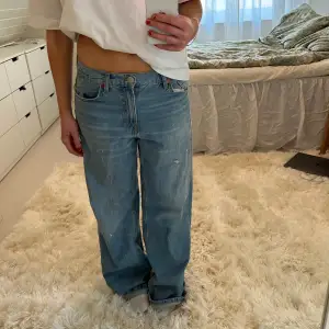Jeans i en oversized modell med låg midja från zara i storlek 36 som tyvärr är för långa på mig!🙂 Pris: 200kr köpare står för frakt❤️‍🔥