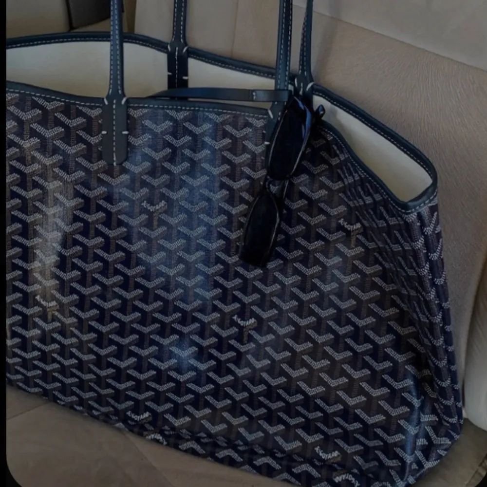 Säljer min fina Goyard liknande väska i mörkblå. Mycket sparsamt använd, som ny. Bilderna är lånade, hör av er för egna 💙. Väskor.
