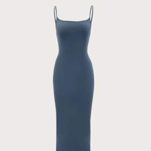 Dammblå långklänning från Shein. Figurnära 🩵🫐🦋 öppen för prisförslag 