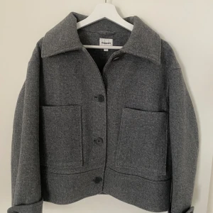 Kort kappa - Grå kappa från Kappahl i storlek S. Fint skick😇