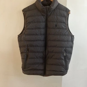 Polo Ralph Lauren väst - Säljer nu denna riktigt snygga och trendiga polo väst i väldigt snygg grå färg. Säljer de pågrund av att den är för stor för mig. Den är vi bra skick. Nypris ligger runt 3200. Hör gärna av er vid frågor och funderingar. 
