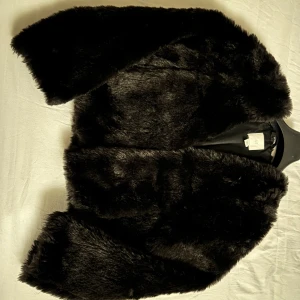 Kort fuskpälsjacka  - Jackan är helt oanvänd, endast prislappen har tagits bort.