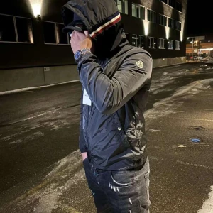 Moncler vindbreaker - Jag säljer nu denna jacka i storlek 2, där jag har använt den ett par gånger men senare insett att jag inte passar i sånna här jackor!