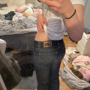 lågmidjade lee jeans  - jag säljer ett par lågmidjade lee jeans i storlek W27 L31. de har inte defekter och sitter väldigt fint på. De är köpte för 1100.