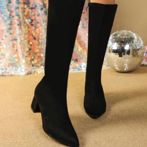 Svarta boots - Säljer mina knähöga boots, de är endast använda en gång och är därför i väldigt bra skick och har inga fläckar eller skador. Skorna är i strl 36 och är köpta från Asos💕