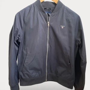 GANT bomberjacka  - Gant bomberjacka i fint skick. Sparsamt använd under en säsong, ett fåtal ggr.