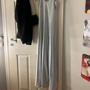 Lång vacker ljusblå klänning - Säljer min ljusblå super vackra klänning som jag hade på balen i 9:an, sen har den ej kommit till användning. 