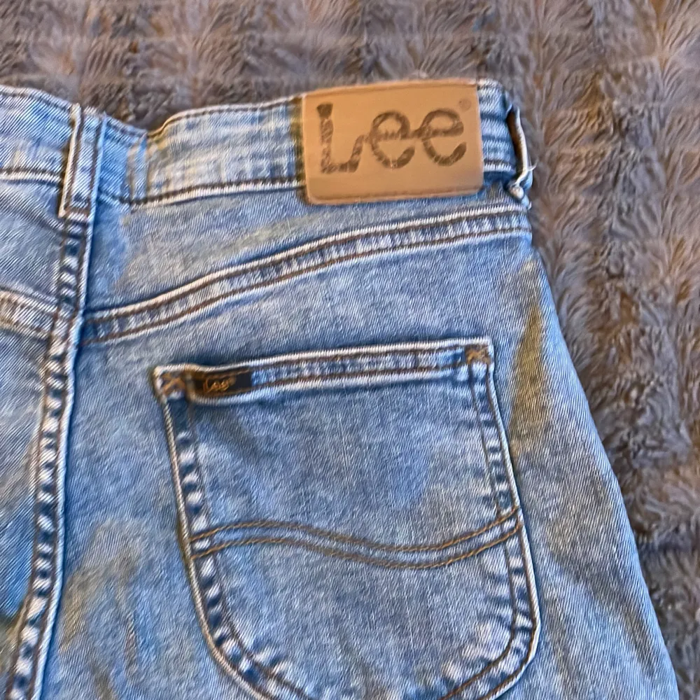 Ett par blåa lee jeans i storlek 12-13 år men passar folk till 150 till 160 dom är i (9/10) skick hör av er om frågor!. Jeans & Byxor.