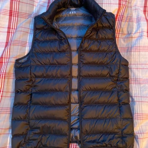 Uniqlo väst - Svart väst från uniqlo. Stilren väst som passar till allt. Bra passform och sitter bra. Inga defekter alls, även fast den använts en del. Passar om du är mellan 164-172 Köpt för -:599kr