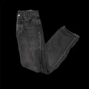 Hej, säljer dessa Levi’s jeans i modell 501, de är i bra skick men i fel storlek för mig. Priset är inte hugget i sten vid snabb affär, hör av er vid fler frågor!