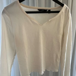 Cremefärgad blus  - Cremefärgad långärmad blus med vackra detaljer från Vero Moda i storleken M.  Knappt använd, men har bara inte kommit till användning 