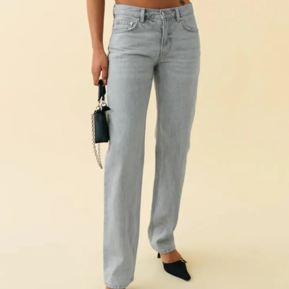 Säljer dessa gråa jeans från gina tricot💕 Skriv för fler bilder. Jeans & Byxor.