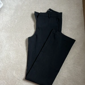 Gråa Kostymbyxor  - Gråa kostymbyxor från Bikbok:) jättesköna, de är uppsprättade för att bli längre men inget som syns väl. 
