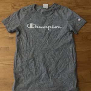 fin champion t shirt som inte kommer till användning och knappt använt eftersom den e för liten
