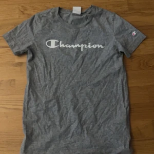 champion t shitt - fin champion t shirt som inte kommer till användning och knappt använt eftersom den e för liten