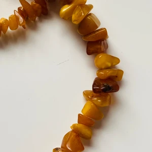 Bärnstenshalsband  - Vintage halsband med bärnsten i gott skick  Ca 64 cm långt 