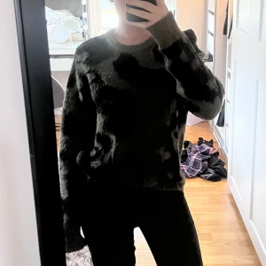 Stickad tröja  - Super fin till höst/ vinter eller över en klänning/kjol till i sommar!