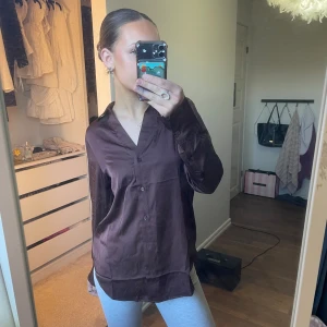 brun blus - blus från h&m i skick 10/10, aldrig använd! säljer billigt för 60kr💘