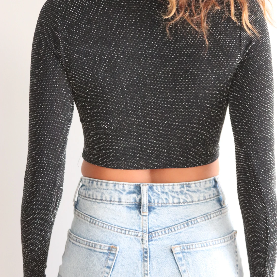 Glittrig crop top från Pull&bear i storlek S - 90