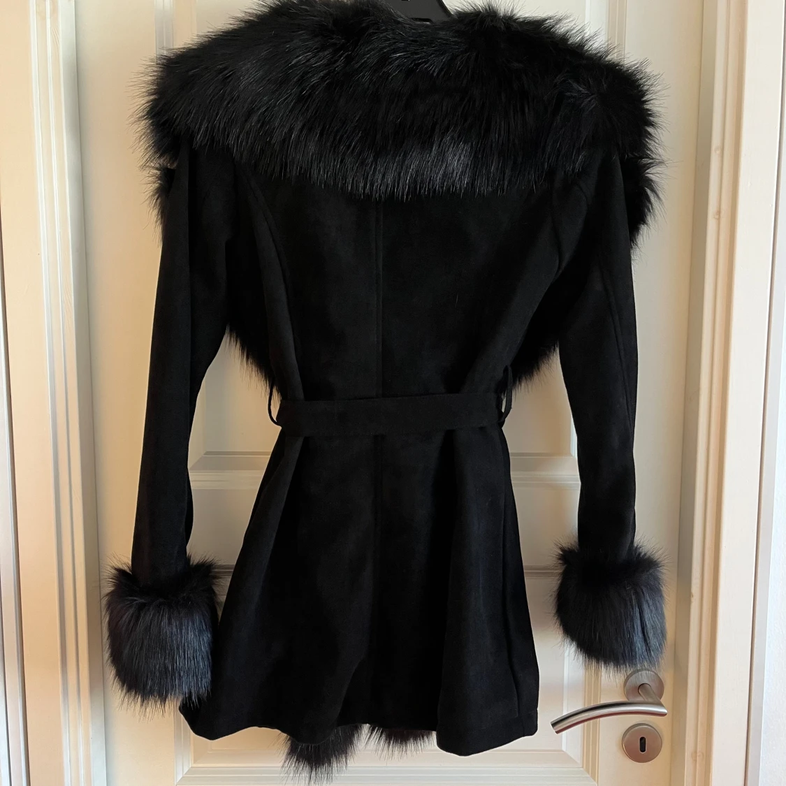 Svart kappa med pälsdetaljer - 90