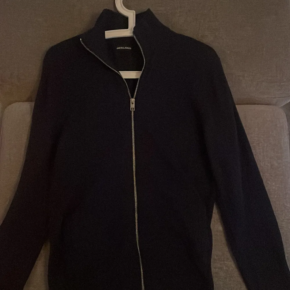 Säljer mina blåa full zip från jack&jones i storlek M. Hör av er för frågor.. Neuleet.