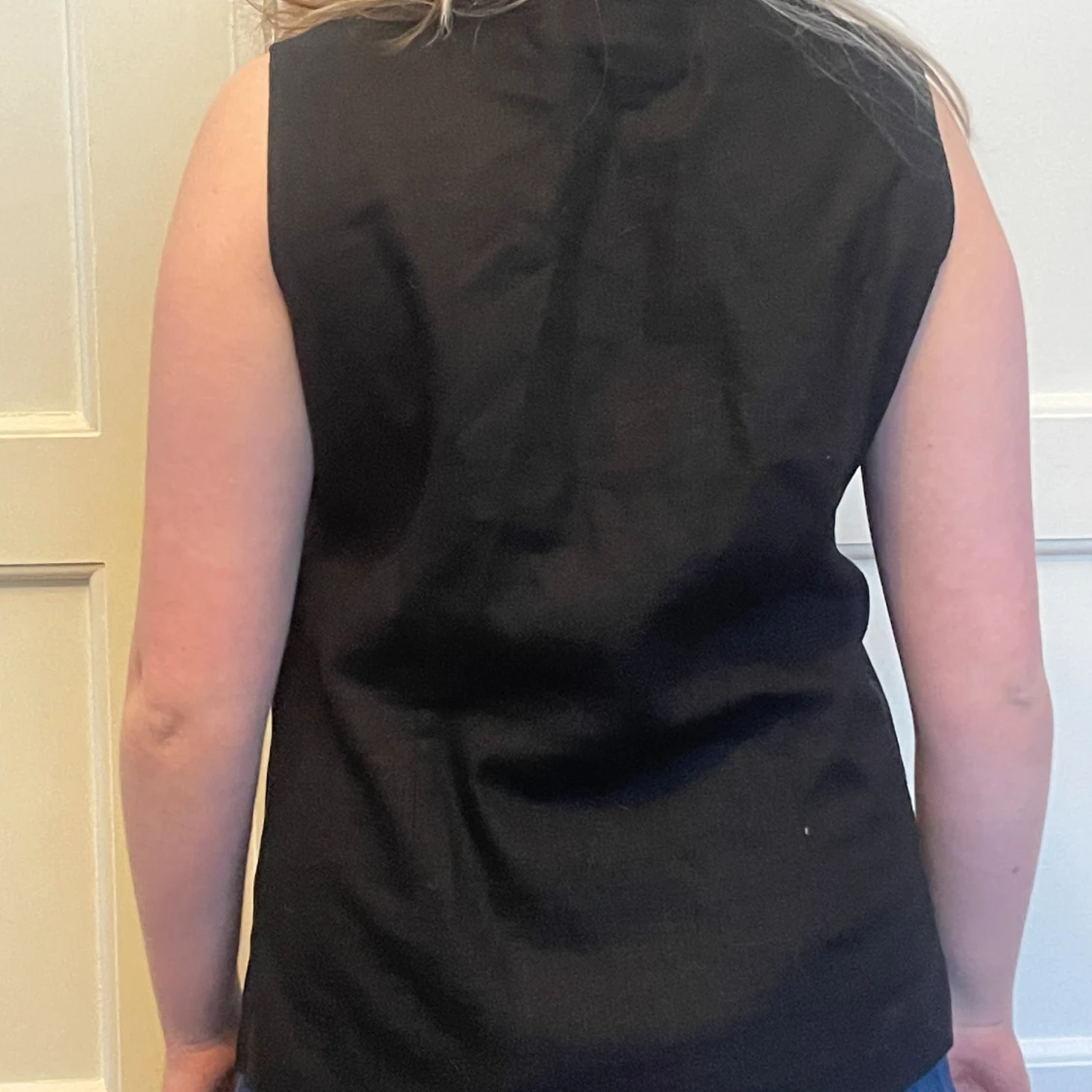 Elegant figursydd svart topp - 90