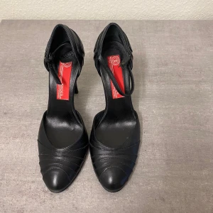 Säljer skor - Varan är använd några gånger, priset går att diskutera- storlek 36