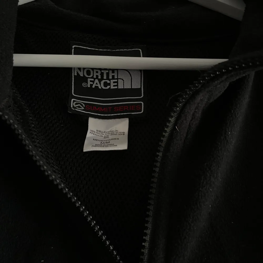 Fin fleece från the north face i toppskick! Typ oanvänd. Storleken är medium men funkar bra för small också skulle jag säga. . Tröjor & Koftor.