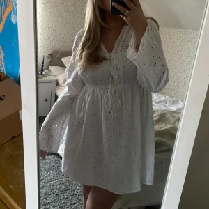 Vit Nakd studentklänning 🤍🫶 - Säljer denna supersöta studentklänning i nyskick med prislapp kvar✨🤍 Den tar slut snabbt i storlek på hemsidan✨ Hittat en annan klänning jag ska ha🫶