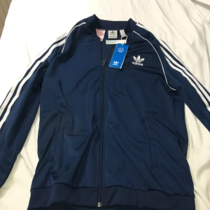 Adidas Zip Tröja - Tja, jag säljer min oanvända Adidas zip tröja som har tagsen kvar den är i storlek 16 år och passar som Xs - S 