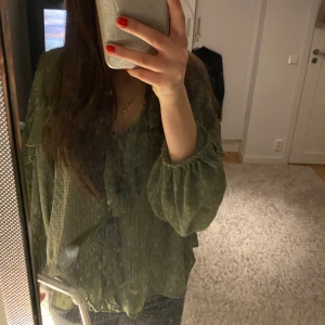 Blus  - En jätte fin blus i mycket bra skick. Har endast använts fåtal gånger. Säljer den pågrund av att den ej kommit till användning💗💗 Pris kan diskuteras 🤩