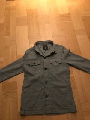 Overshirt - Tja! Säljer nu min sparsamt använda overshirt från dressman. Köpt för 1199, mitt pris 399! Riktigt kap nu till våren!