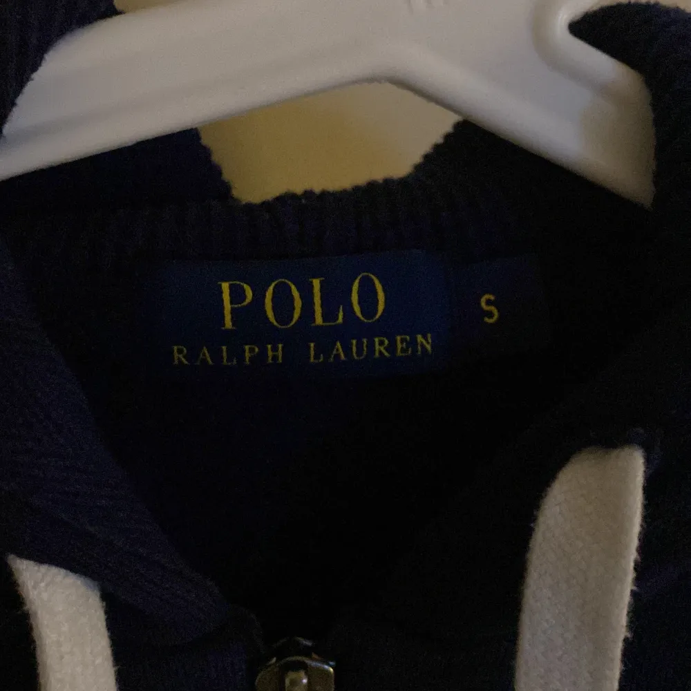 Nästan helt oanvänd Ralph lauren hoodie!!🐎😜 Anledningen varför jag säljer är då jag växt ur den. Pris kan såklart diskuteras Färg : navy blue med gul häst. Hoodies.