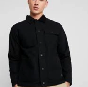Vans drill chore overshirt - Aldrig använd, endast prövad 1 gång. säljes med lapp kvar Säljer pga fel storlek  Orginalpris 849 kr