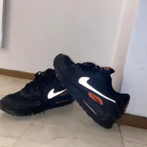 Jag säljer mina Nike Airmax just pågrund av att jag inte känner att jag behöver dem längre. Modellen är unik och sådan färgkombination är svår funna. Dem är lite smutsiga men har ingen defekt. Ge dem en tvätt med en blöt trasa så ser dem helt nya ut😃