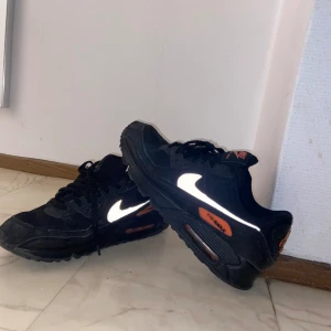 Nike Air Max  - Jag säljer mina Nike Airmax just pågrund av att jag inte känner att jag behöver dem längre. Modellen är unik och sådan färgkombination är svår funna. Dem är lite smutsiga men har ingen defekt. Ge dem en tvätt med en blöt trasa så ser dem helt nya ut😃