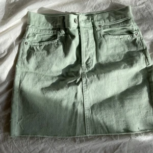 Jeans kjol - Säljer denna jätte fina mintgröna jeans kjolen från Mango, då den inte passade. Är i super fint skick, aldrig använd och så fin på sommaren! Hör av dig vid frågor eller fler bilder! 💓✨
