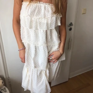 Vit klänning  - jättefin kort klänning som passar bra till både studenten och sommaren 