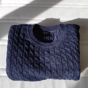 Stickad Massimo Dutti Tröja!!! - Tja! Säljer denna super snygga Massimo Dutti tröjan som är kabelstickad. Skick 9/10. Skriv om du har någon frågar! Gå in på min profil för att hitta andra kläder och skor i andra färger och storlekar!