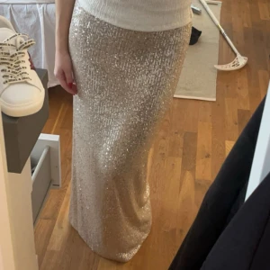 Glittrig långkjol  - Glittrig långkjol från Gina Tricot i storlek S💕Är i bra skick och endast använd en gång. 