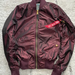 Sommar jacka  - Har inne ficka, två fickor framme och på armen finns de också en ficka. 