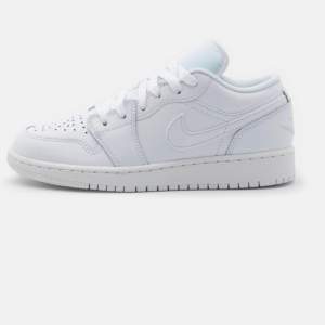 Jordan 1 low skor från zalando, perfekta till våren & sommaren!!! Använda max 2ggr så de är väldigt nya.  