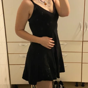 Svart sommarklänning  - En svart sommarklänning som inte passar min stil. Köpte den till förra sommaren och användes endast ett fåtal gånger så är i ganska bra skick.