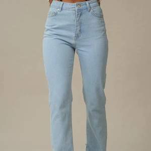 Säljer mina raka+midwaist jeans från na-kd Hanna schönbergs kollektion. Jätte fina jeans och perfekt färg nu för våren💞 storlek 38 men passar mig och blir lite ”loose fit” som vanligtvis har storlek 36. Skriv vid intresse🥰köpta för 549kr
