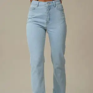 Säljer mina raka+midwaist jeans från na-kd Hanna schönbergs kollektion. Jätte fina jeans och perfekt färg nu för våren💞 storlek 38 men passar mig och blir lite ”loose fit” som vanligtvis har storlek 36. Skriv vid intresse🥰köpta för 549kr