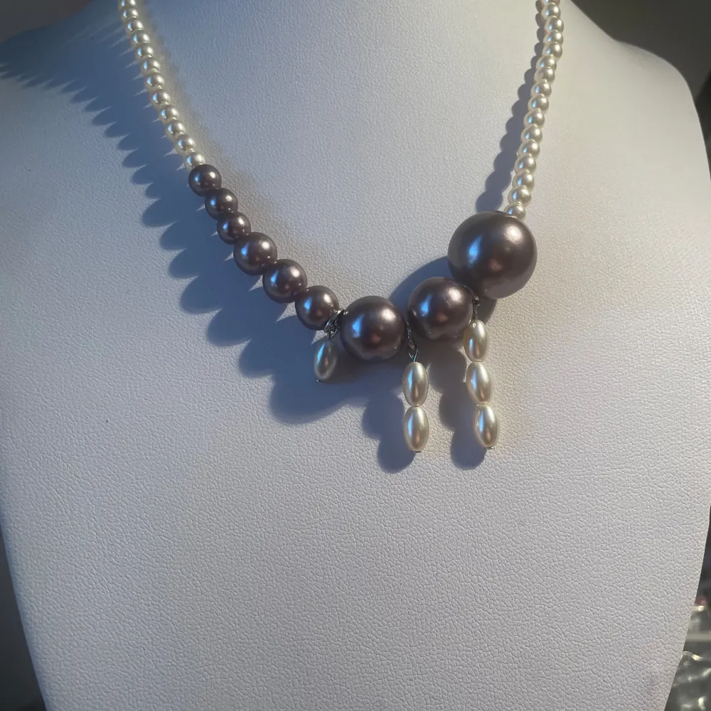 Handgjort halsband i fejk pärlor från återbukade smycken! . Accessoarer.
