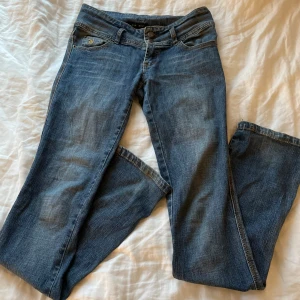 Säljer dessa super snygga jeans. - Säljs pogrund av att det är för stora. Jeansen kommer i väldigt bra skick och är som nya. Priset kan diskuteras 