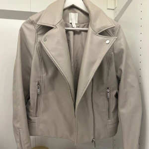 Skinnjacka - Säljer denna beiga skinnjacka från h&m som aldrig kommit till användning🩷
