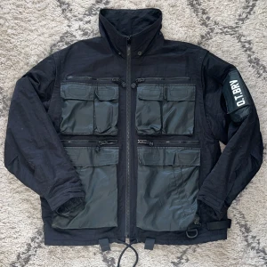 Helt ny Diesel jacka I size L  - Helt ny diesel jacka i size L. Ärmarna sitter på dragkedja så man kan ta av ärmarna och göra den till en väst!